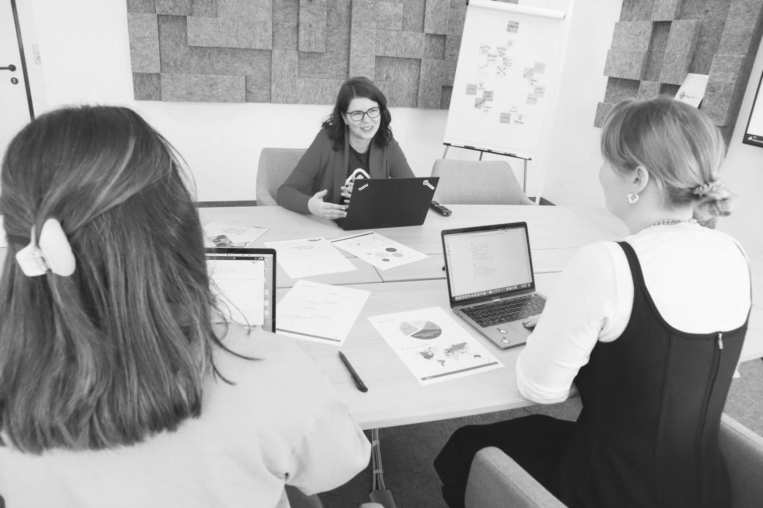 Процесс работы с системой учёта расходов в офисе